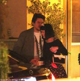 组图：水果姐与男友过情人节 手戴戒指疑似订婚