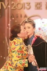 组图：房星彤爆冷摘亚姐后冠 奖杯是生日礼物