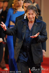 组图：《莎乐美》首映 导演帕西诺携小女友现身