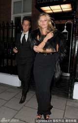 组图：凯特莫斯夫妇情侣装出街 黑衣乱发心情不佳