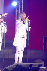 高清：韩国男团“F.CUZ”旋风抵台 两成员带伤上阵