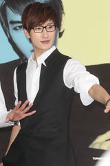 组图：SJ-M台北签唱会 兄弟情深互喂台湾小吃