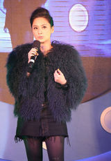 组图：阿娇杭州走穴现粗壮大腿 献唱表情显生涩