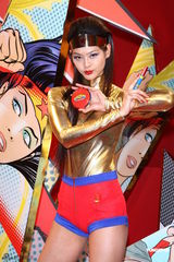 组图：林嘉绮女超人造型吸睛 否认与男友四月完婚