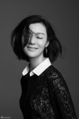 组图：车晓登杂志封面 恬静迷人黑白大片曝光