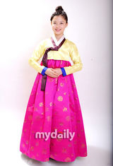 组图：《月亮抱着太阳》童星金有贞韩服写真庆新春