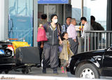 组图：王菲带女儿李嫣回京 新发型满头小辫