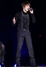 高清图：组合JYJ首尔演唱会 帅气有型载歌载舞