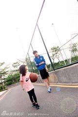 组图：18岁最萌年龄差兄妹走红 哥哥阳光帅气