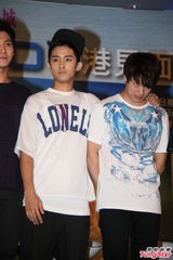 组图：美男乐团FTIsland亮相 与粉丝亲昵击掌