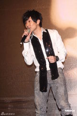 组图：林俊杰新专辑《她说》销量破50万 开心庆功