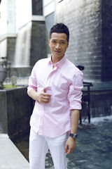 组图：何晟铭曼谷街头写真 优雅沉稳展熟男魅力