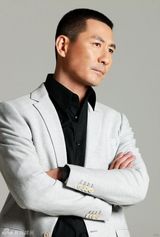 组图：张子健拍写真 化身精英男士展熟男典范