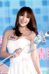 幻灯图集：萧亚轩性感抹胸洋装代言 否认变宗教信仰