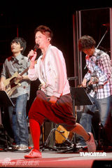 组图：黄家强为灾区同胞默哀 将在世博即兴表演 