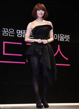 高清组图：尹恩惠宣传《黑色礼服》 四女星性感抢眼