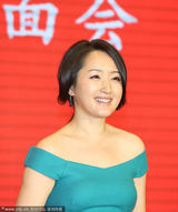 组图：杨钰莹性感绿裙亮相 紧身裙难掩身材发福