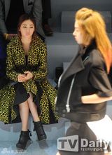 组图：韩团AfterSchool齐亮相首尔时装周看秀