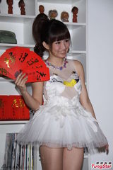 组图：郭书瑶性感天鹅装亮相大秀美腿