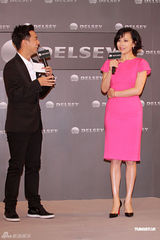 幻灯图：刘嘉玲一身桃红展法式风情 称行李箱曾被撬