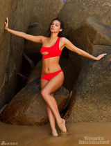 组图：米歇尔镂空泳衣性感 美胸若隐若现