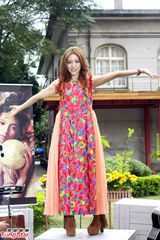 组图：梁心颐发新专辑草地开唱变身精灵