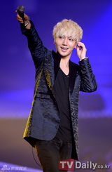 组图：韩团SJ少女时代等亮相《GS&CONCERT》