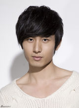 组图：成毅时尚大片 阳光暖春轻松随意