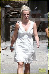 组图：布兰妮白裙爆乳装性感 与母同游温馨