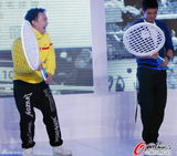 幻灯图：陈奕迅和羽毛球冠军林丹同台比拼球技