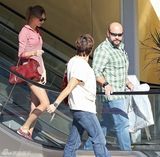 组图：斯威夫特粉衣黑超阳光活力 短裤秀美腿