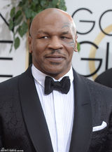 组图：拳王泰森现身金球红毯 西服正装亮拳头