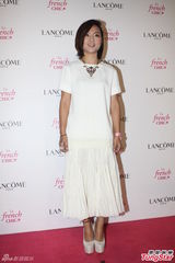 组图：周笔畅白裙搭高跟鞋淑女范 自称尚不适应