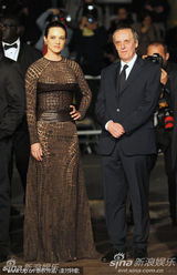 组图：《吸血鬼3D》戛纳首映 艾莎蛇皮纹裙狂野