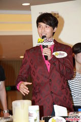 组图：严爵白安办签唱会 闻AV阿信裸照愕然