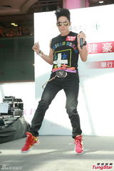 组图：吴建豪盼红馆开唱 签唱与粉丝亲密互动