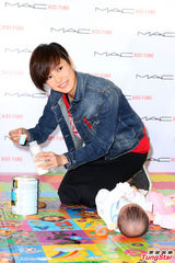 组图：何韵诗自曝生子计划 认两岁小帅哥做老公