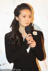 组图：王艳捧场慈善晚宴 名贵戒指显贵妇范儿