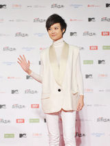 高清组图：MTV超级盛典红地毯 李宇春白色系帅气