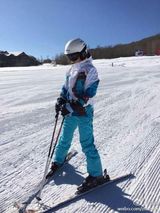 组图：曝赵薇爱女小四月萌照 母女海洋馆看海豚