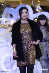 组图：廖碧儿现身上海换装秀捞金 避谈与TVB关系 