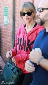 组图：泰勒-斯威夫特明亮粉衣亮相青春活力