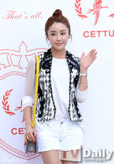 组图：郑柔美李允智等出席活动黑白配秀美腿