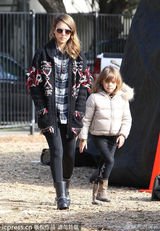 组图:阿尔芭印花外套为女拍照 小女圣诞装萌翻