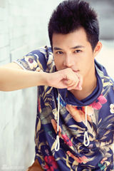 组图：歌手阳斌帅气写真 大男孩个性十足