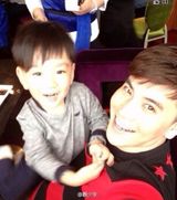 组图：最帅潮爸萌娃走红 潮萌不输林志颖父子