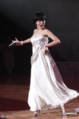 高清组图：徐熙娣可爱短发做代言 一身白裙现场起舞