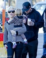 组图：P!nk全家三人出行 共享天伦惹人羡