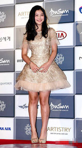 组图：金宥真棕色短裙亮相展现纯真笑颜