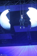 高清图：张佑赫狂学小沈阳笑全场 与莫文蔚贴身热舞